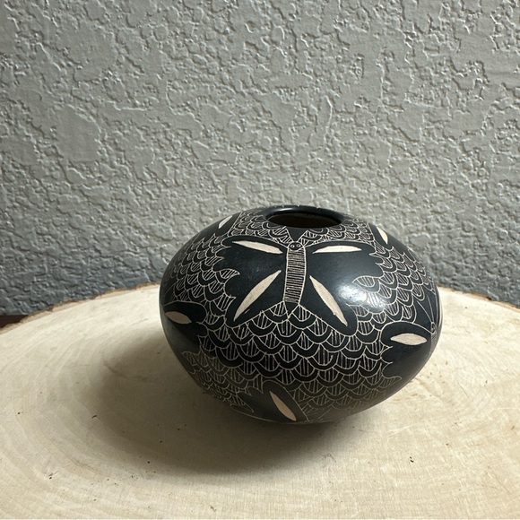 Mata Ortiz Pottery Heriberto Ledezema 
Hand Made 
Hand Painted 
Hand Etched Rare - Picture 5 of 9